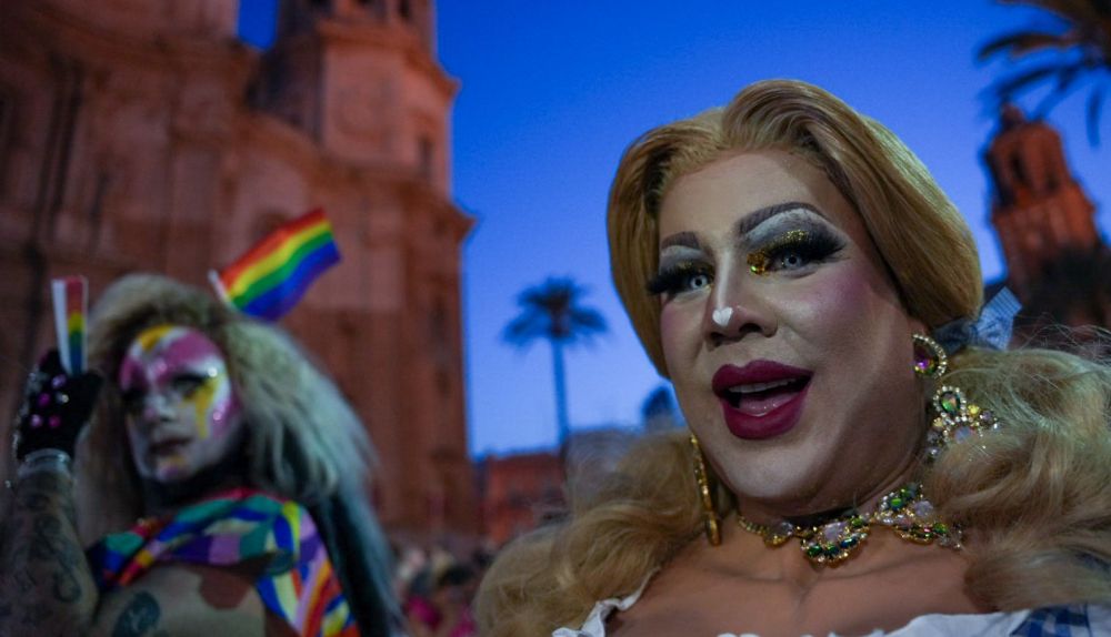 Una drag delante de la catedral de Cádiz.