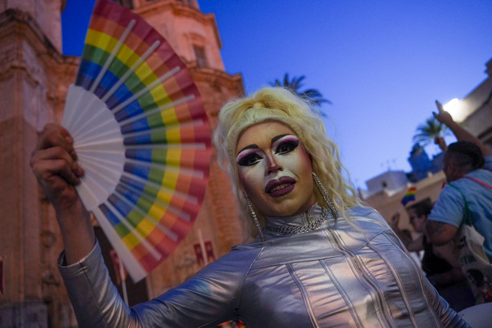 Una drag con el abanico arco iris.