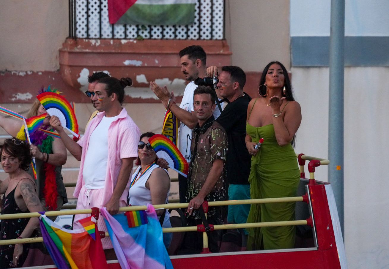 Personas subidas al autobús turístico que acompañaba la manifestación.