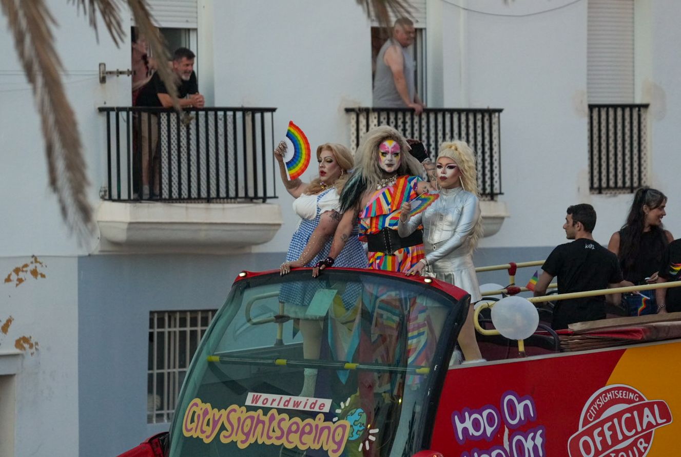 Ambiente de fiesta en el autobús descapotable.