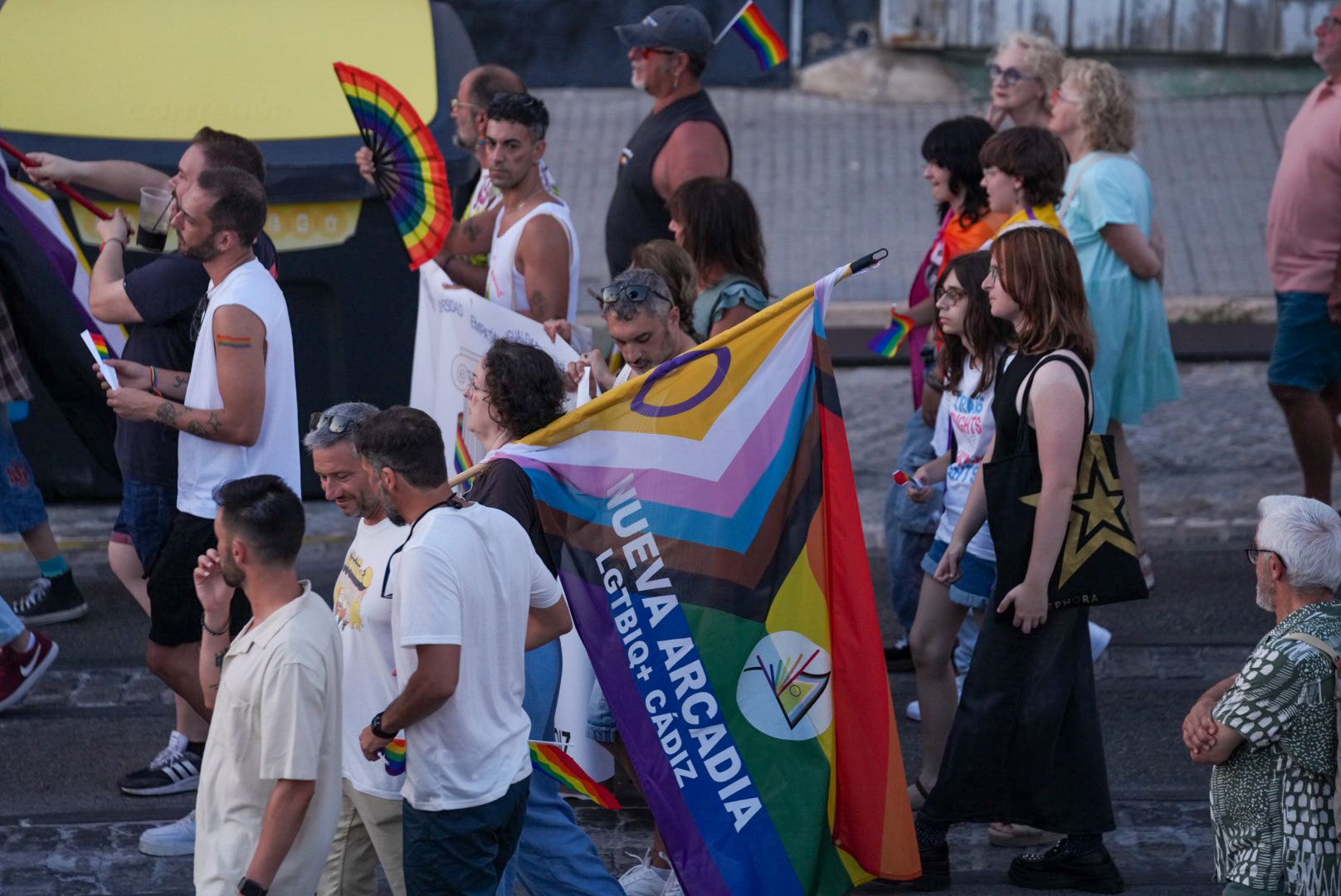 Alguno de los manifestantes durante el recorrido junto al mar.