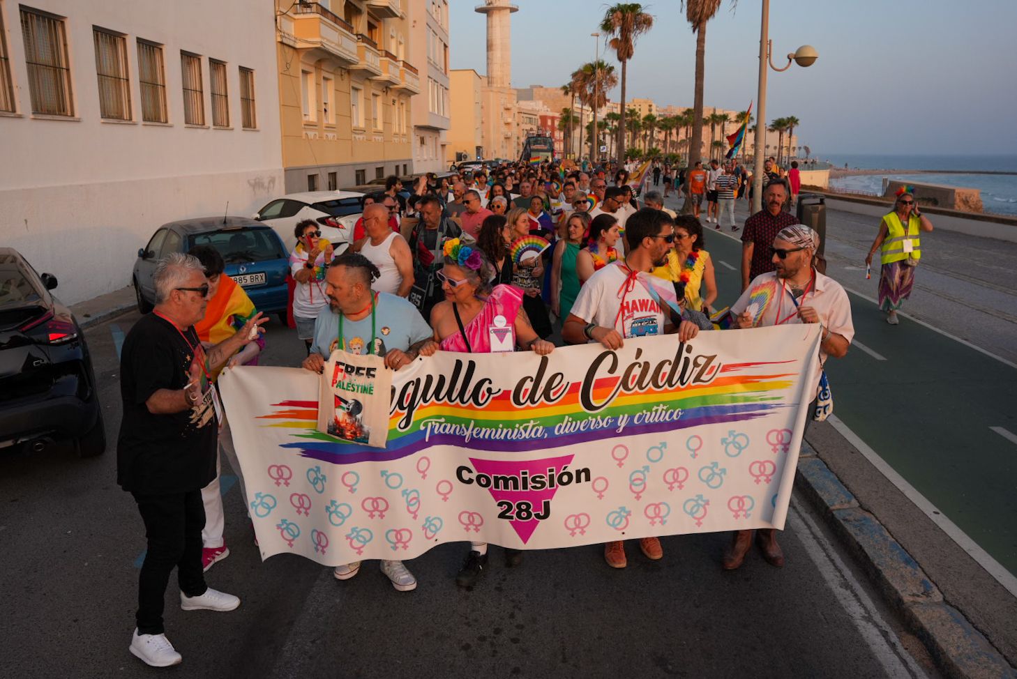 Cabecera de la manifestación por el paseo de la playa.