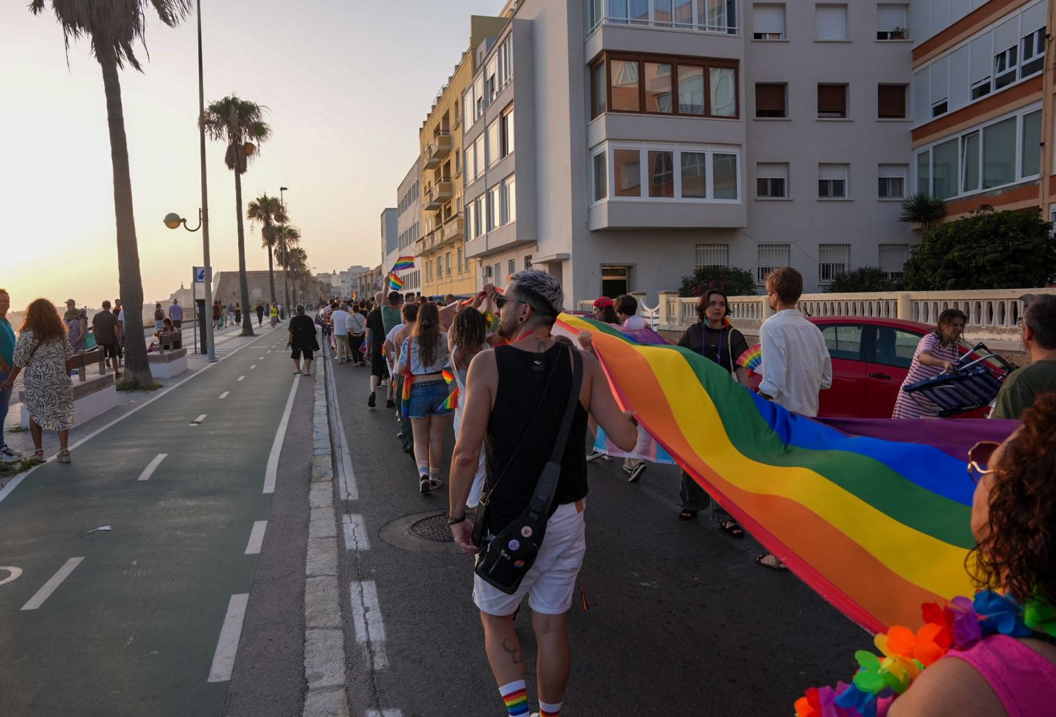 Una gran bandera por el día del Orgullo Lgtbi.