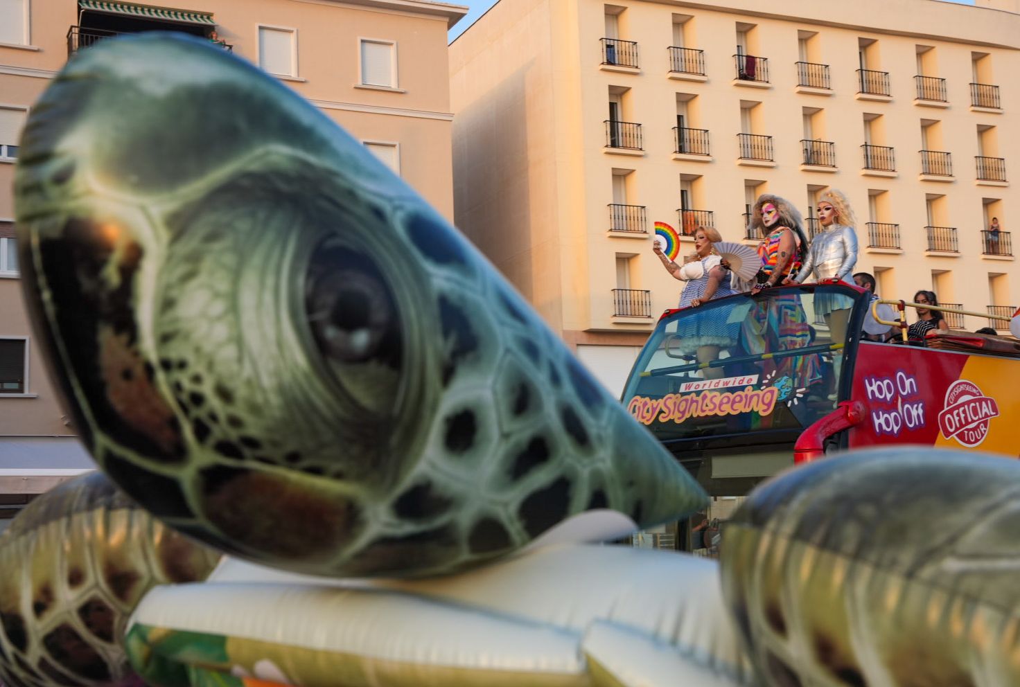 Una tortuga gigante con el autobús al fondo.