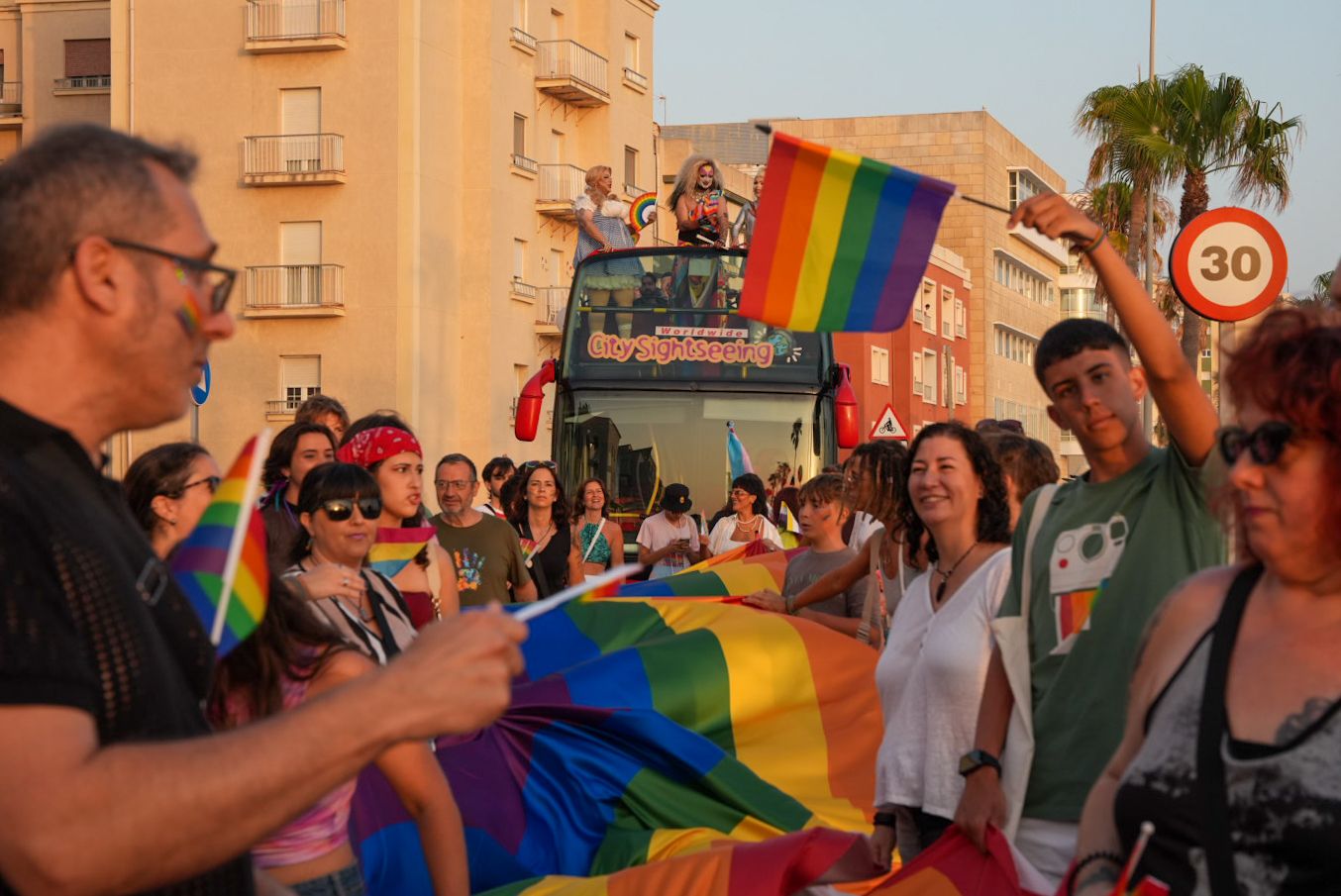 Algunas personas luciendo la bandera del orgullo.