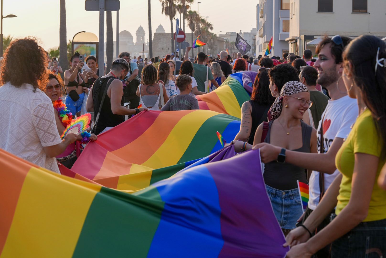 La gran bandera arco iris recorre las calles.