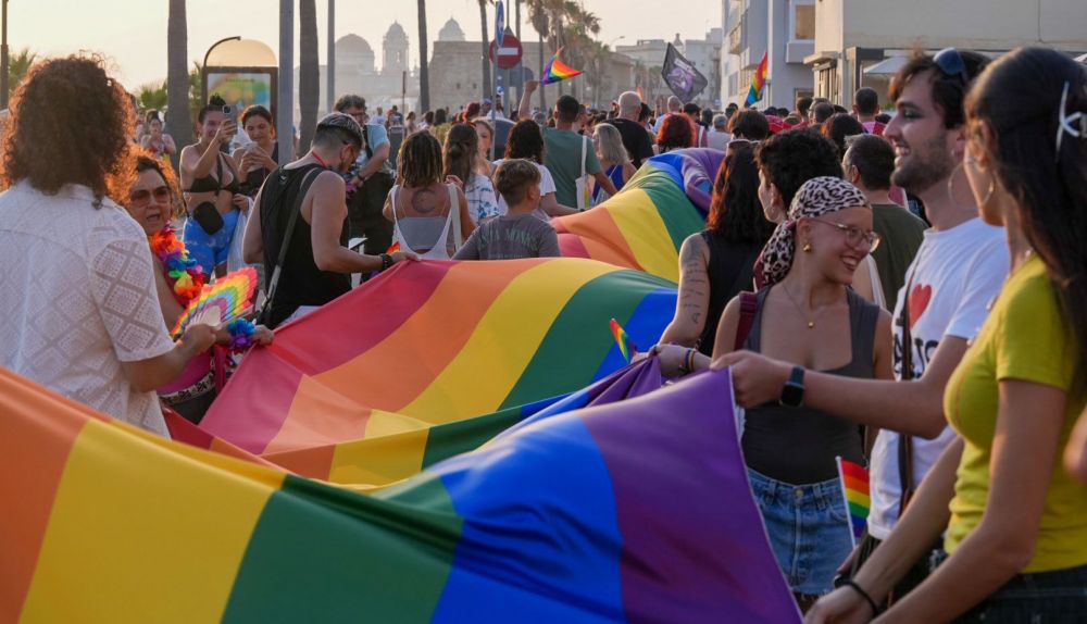 La gran bandera arco iris recorre las calles.