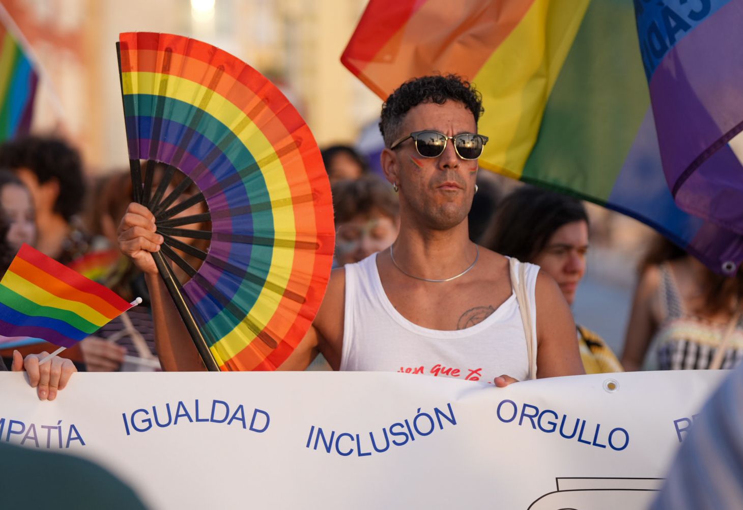 Un manifestante con la bandera en su abanico.