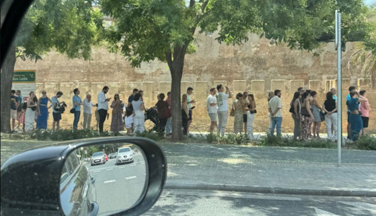 Personas esperando para ver a la Macarena.