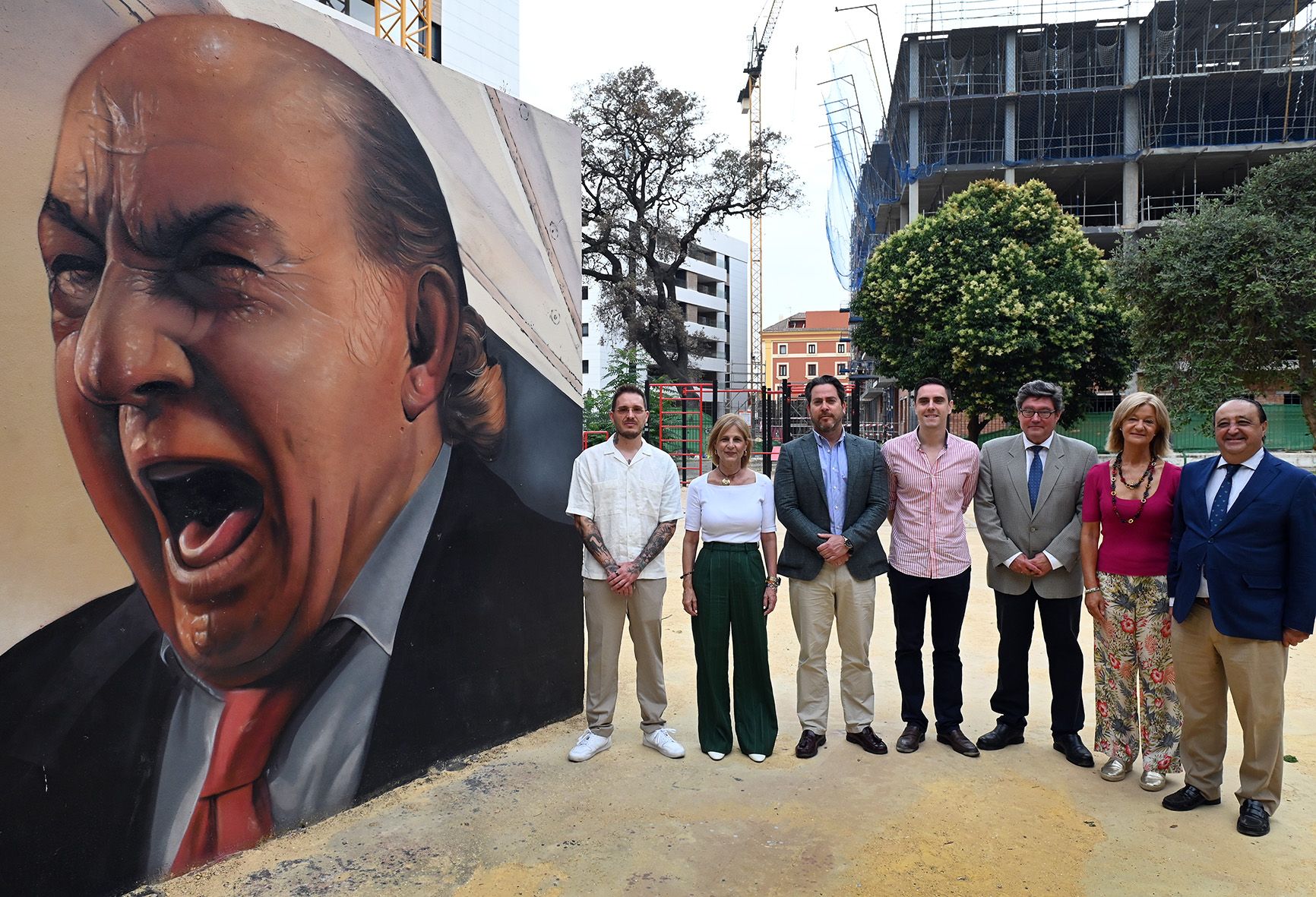 Foto de familia tras el acto del presentación del mural dedicado a Fernando de la Morena en Jerez.