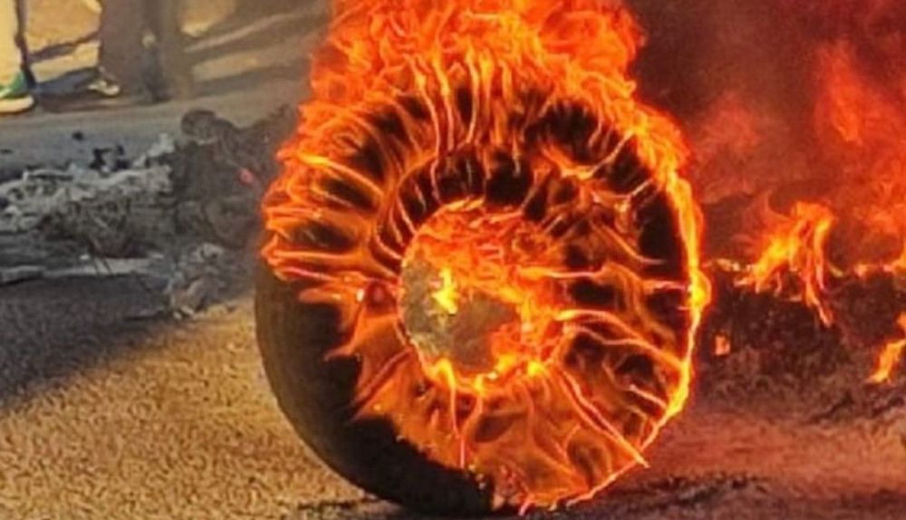 Rueda ardiendo durante las protestas de la huelga del metal en Cádiz.