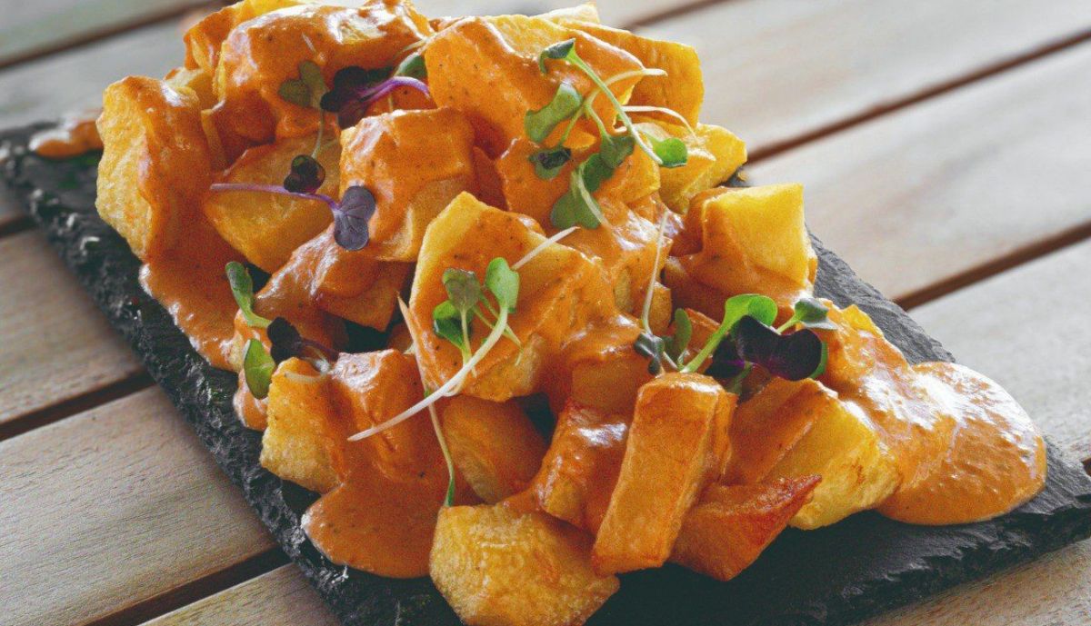 Una tapa de papas bravas en el restaurante.