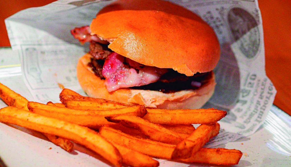 Hamburguesa con patatas en la carta de Bichx rarx.