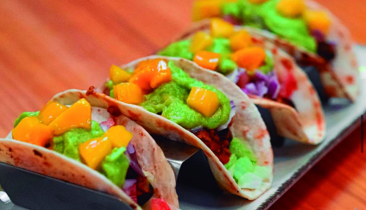 Tacos preparados en este local decorado con graffitis.