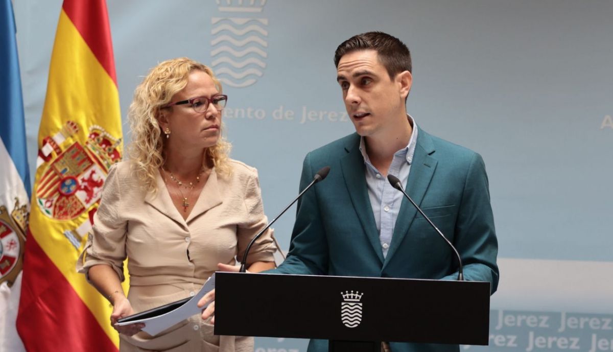 El teniente de alcaldesa Jaime Espinar y la delegada Yessika Quintero, haciendo balance de la gestión en Comujesa.