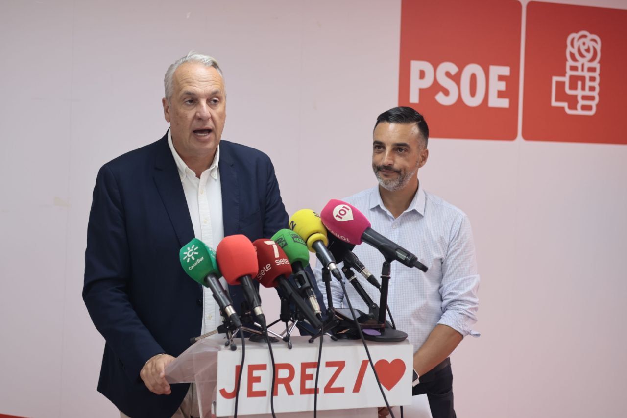 Ruiz Boix en un acto del PSOE en Jerez junto al secretario local Jose Antonio Diaz.