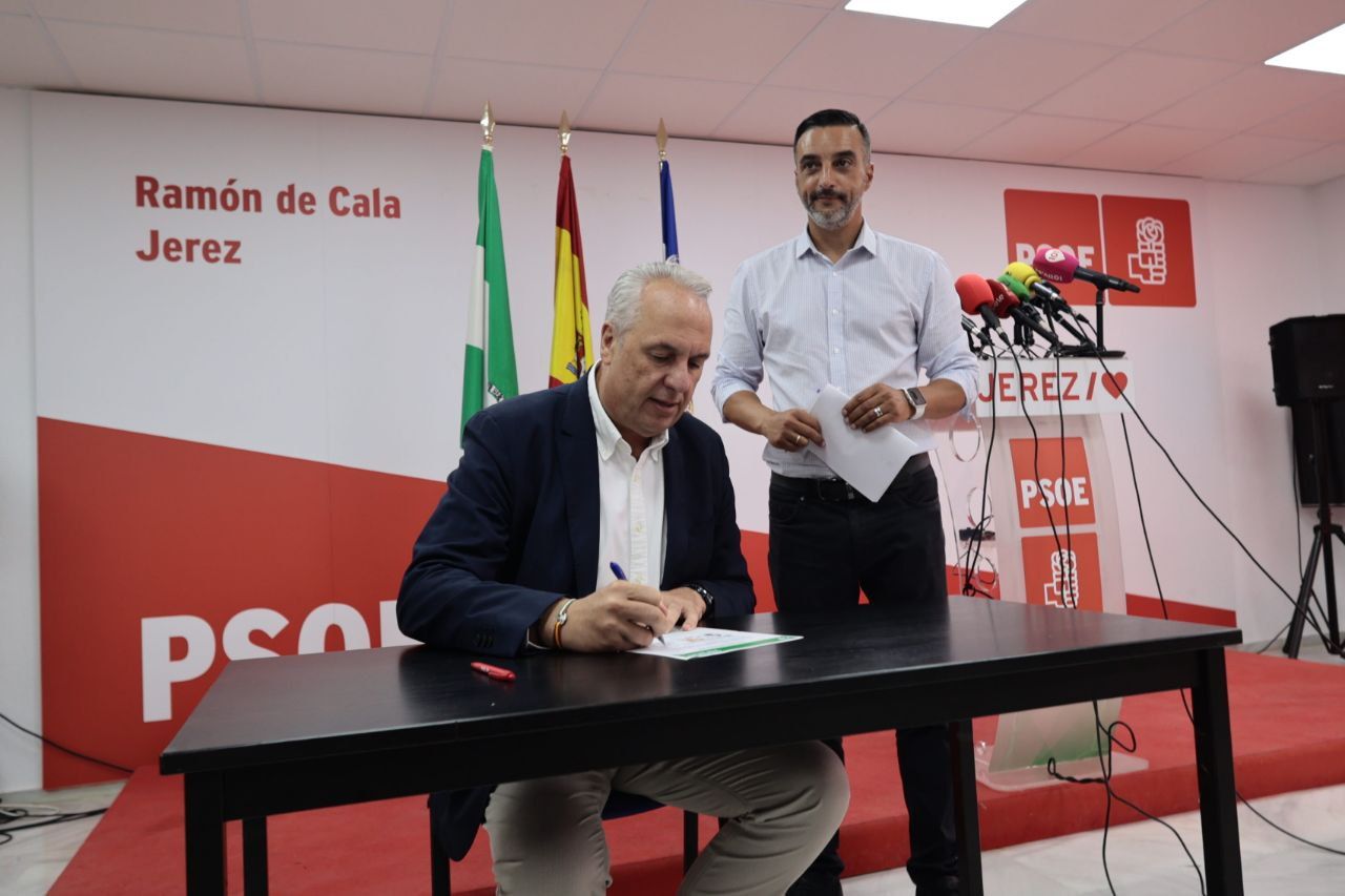 Juan Carlos Ruiz Boix y José Antonio Díaz, secretarios generales del PSOE de Cádiz y de Jerez, respectivamente. Juan Carlos Ruiz Boix y José Antonio Díaz, secretarios generales del PSOE de Cádiz y de Jerez, respectivamente.