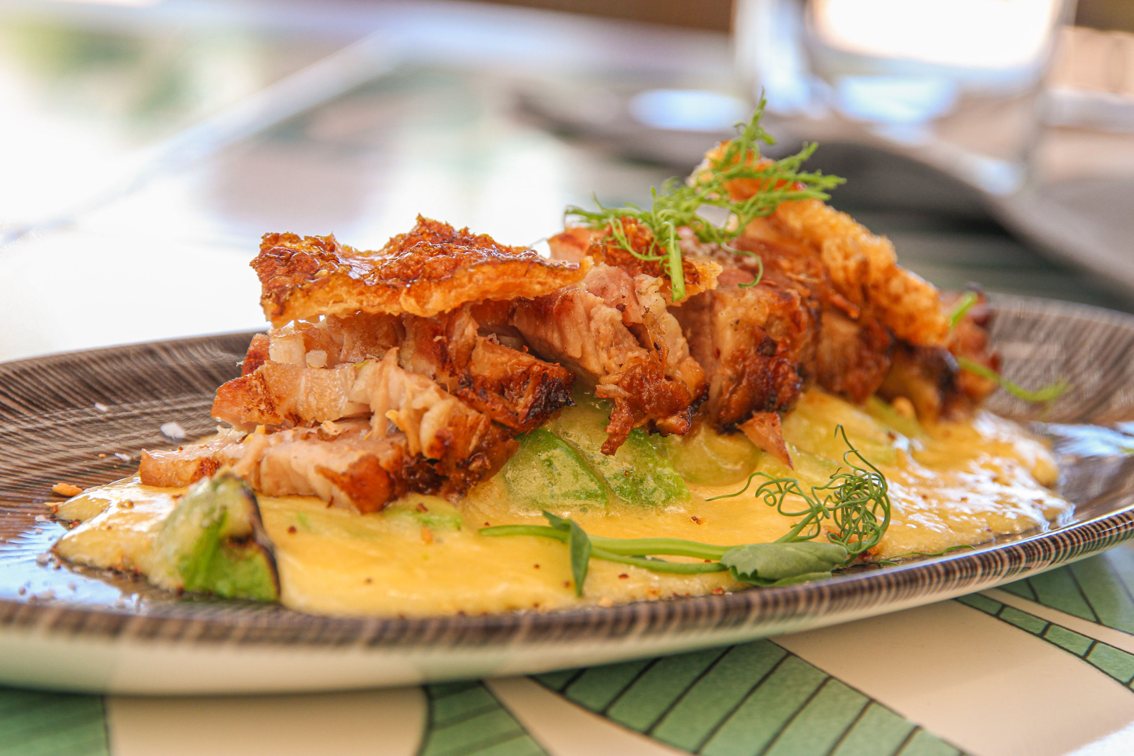 Torrezno con aguacate.