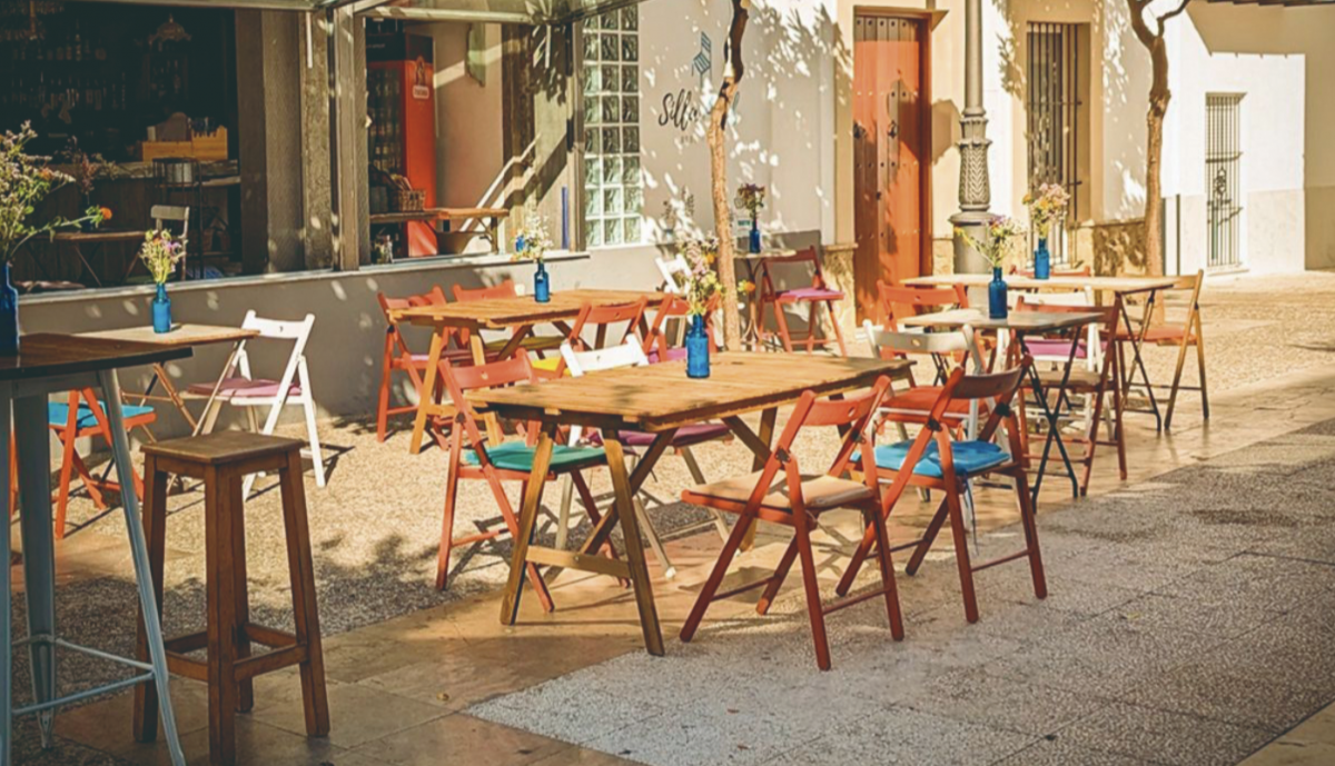Exterior de La Silla Azul en la Plaza Barroso en Rota.