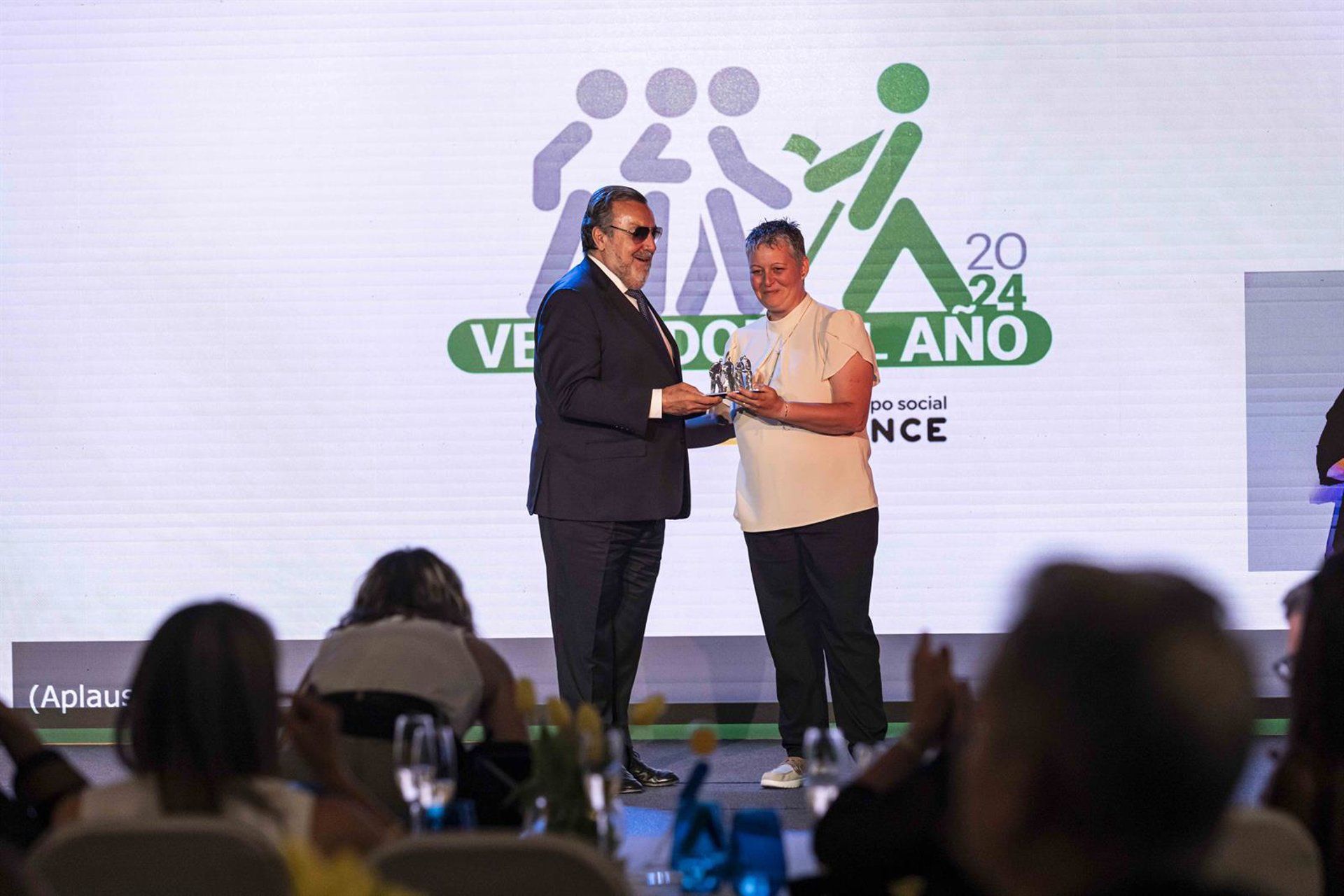 Mari Carmen Barrios, recibiendo el premio de la ONCE.