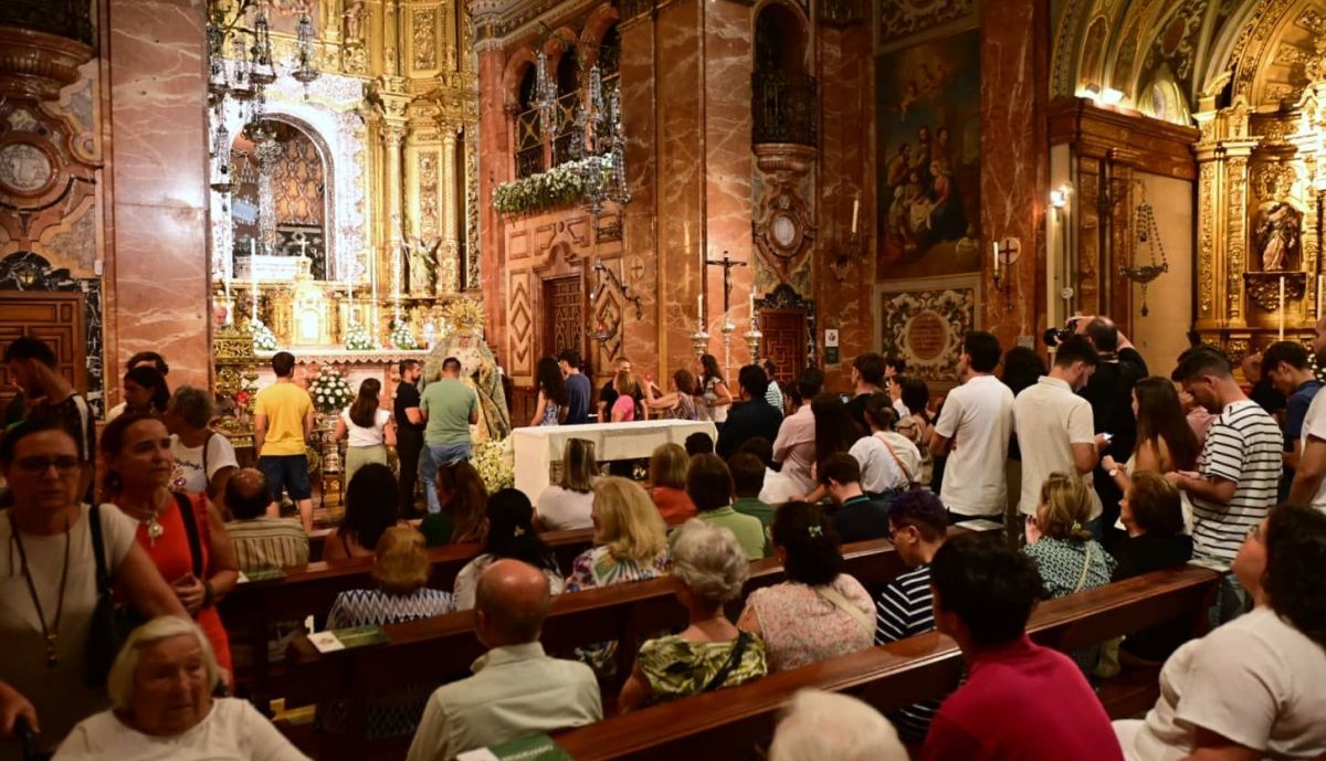 Los fieles visitando a la Macarena.