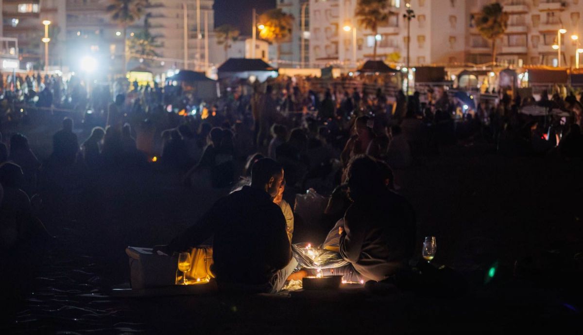 Noche de San Juan en Valdelagrana, con hogueras y ambiente en la arena, y mercado y una 'feria' en el Paseo Marítimo, esta pasada noche en El Puerto.