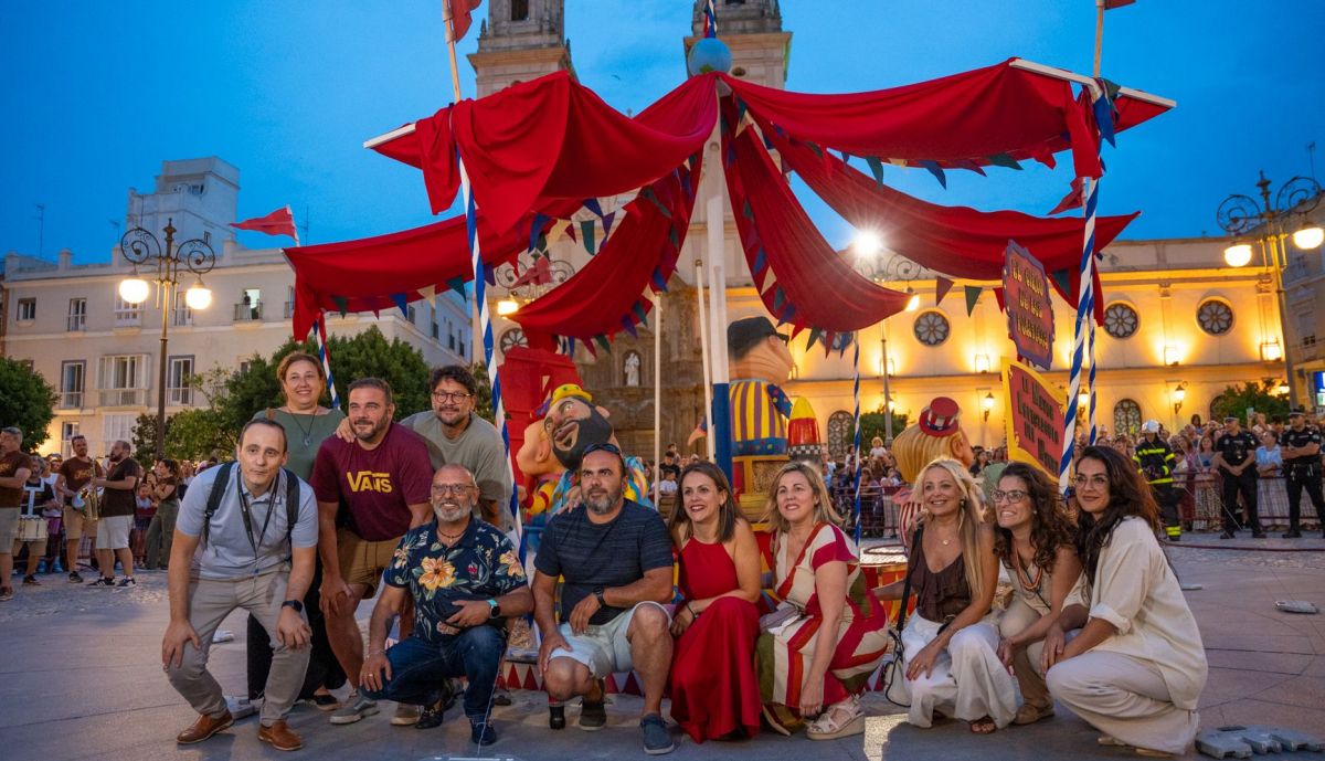 Vecinos y concejales, ante uno de los montajes