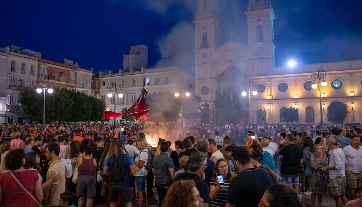El público respaldó la noche de los juanillos en Cádiz