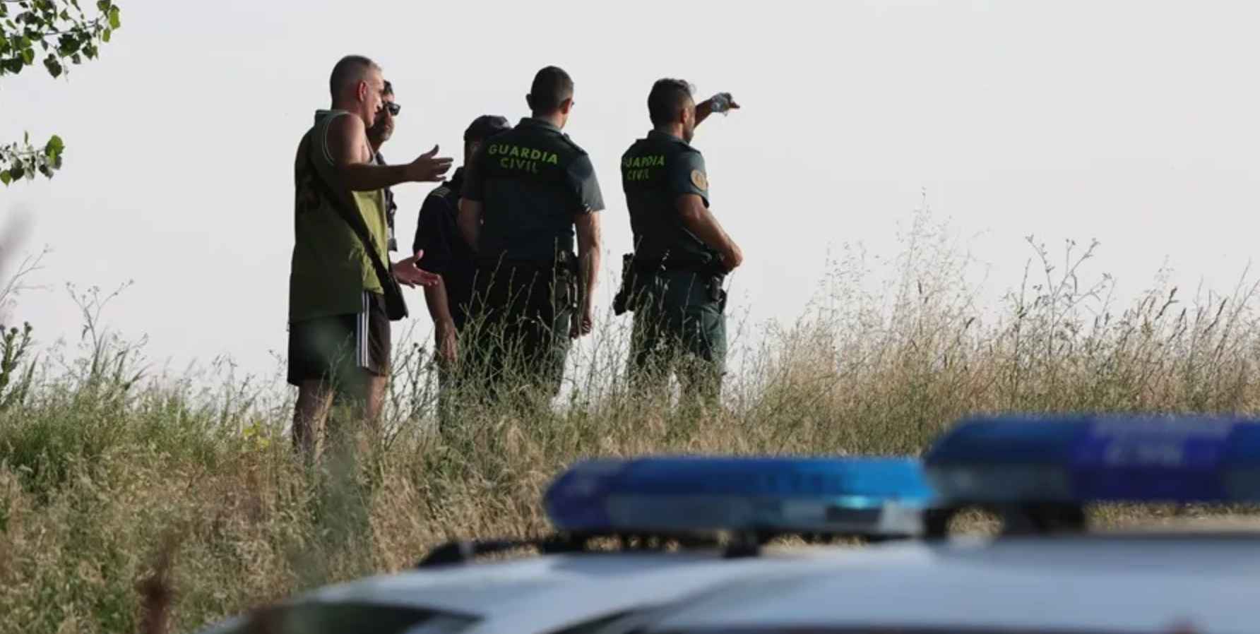 Miembros de la Guardia Civil, trabajando en las labores de búsqueda del menor desaparecido.   EFE/JM.GARCÍA