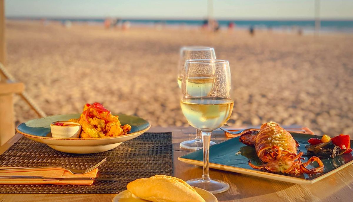 Un almuerzo frente al mar.