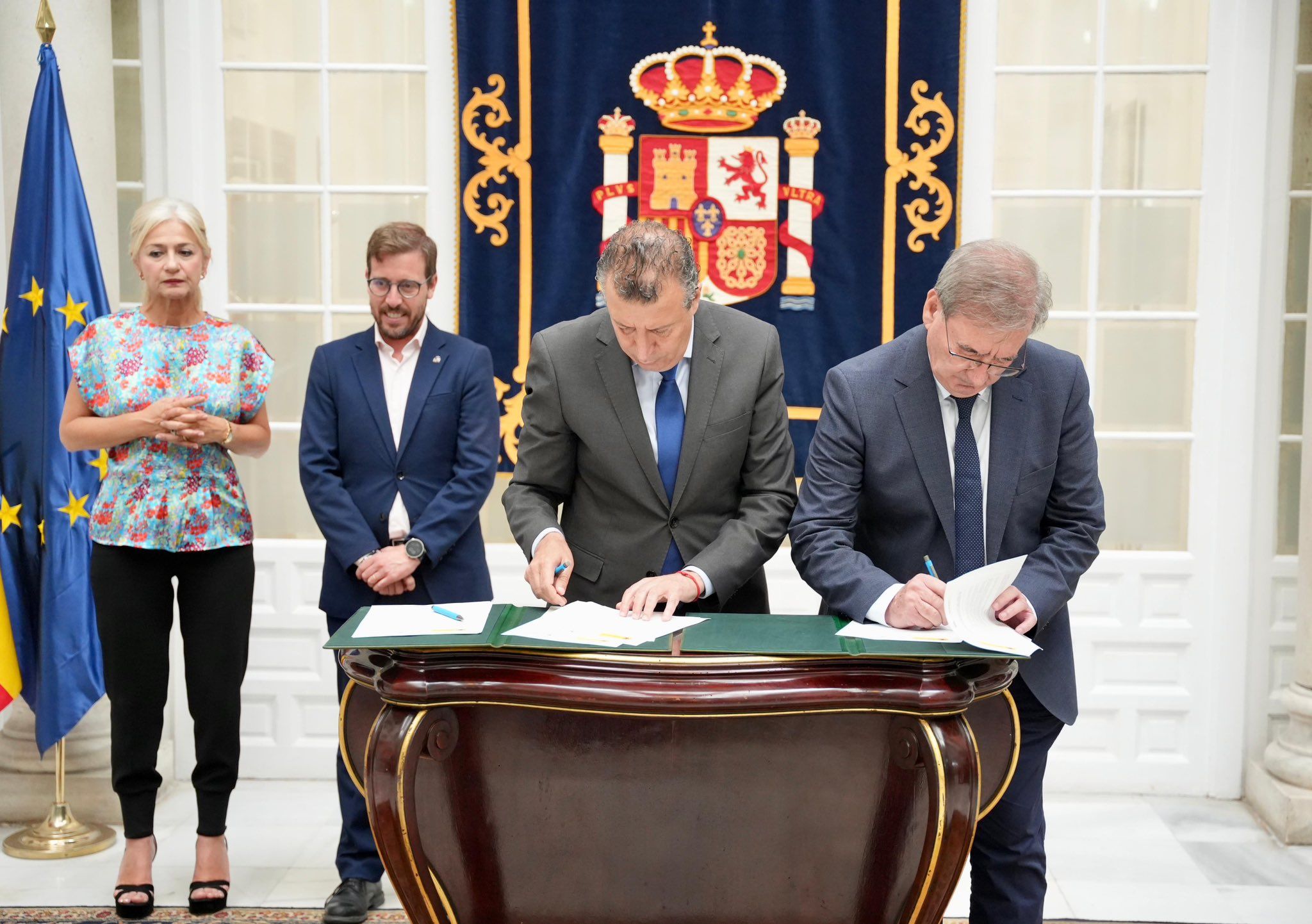 Firma del acuerdo para exhumar la Fosa Monumento.