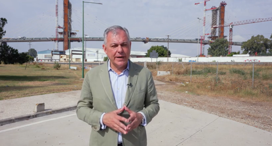 José Luis Sanz, alcalde de Sevilla, con el Puente del Centenario al fondo.