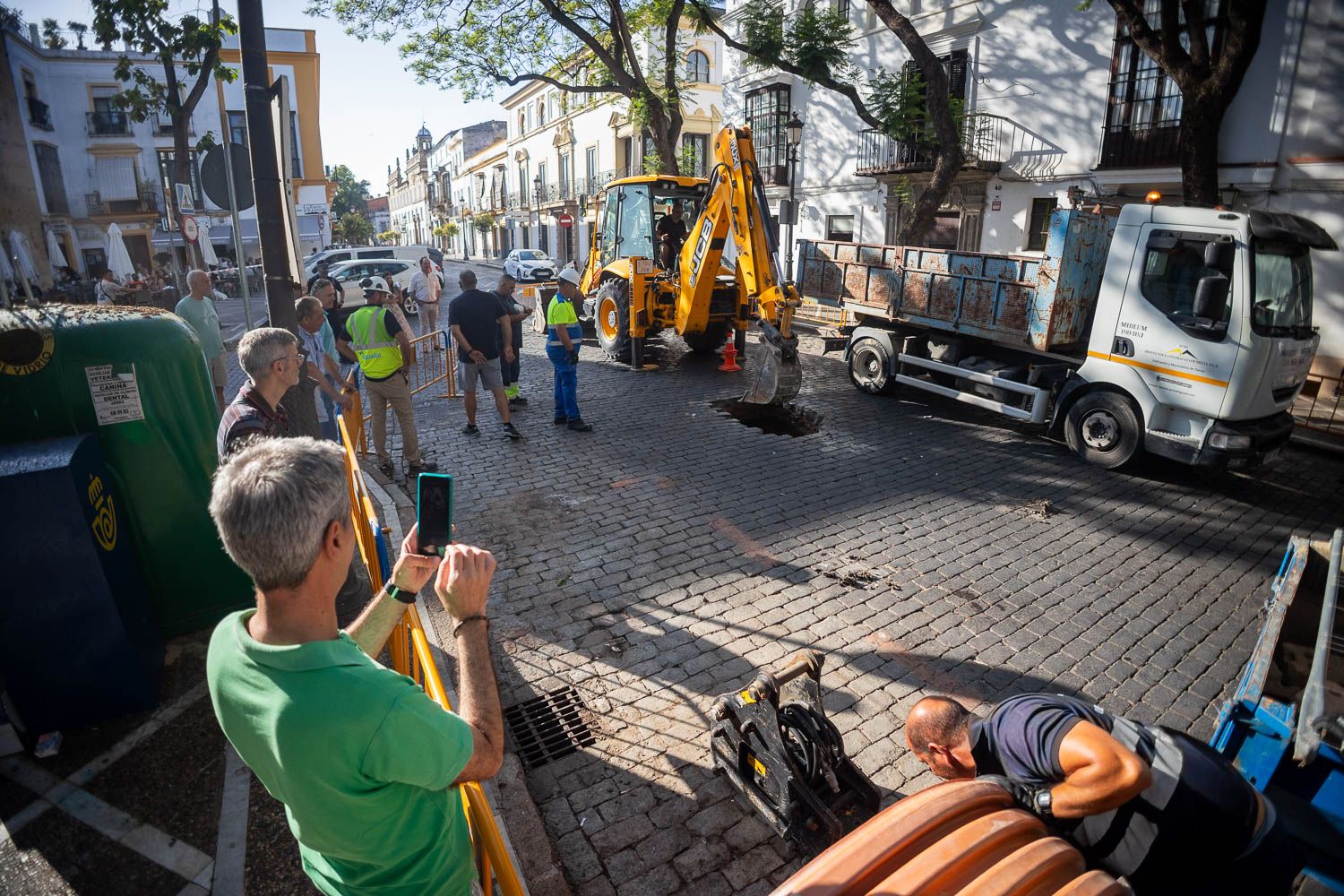 Transeúntes y curiosos, observando los trabajos en la Porvera.