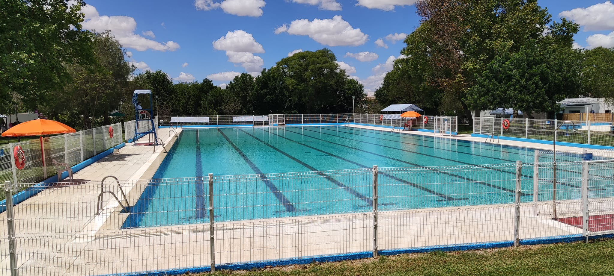 Imagen de archivo de la piscina municipal en El Coronil, Sevilla.
