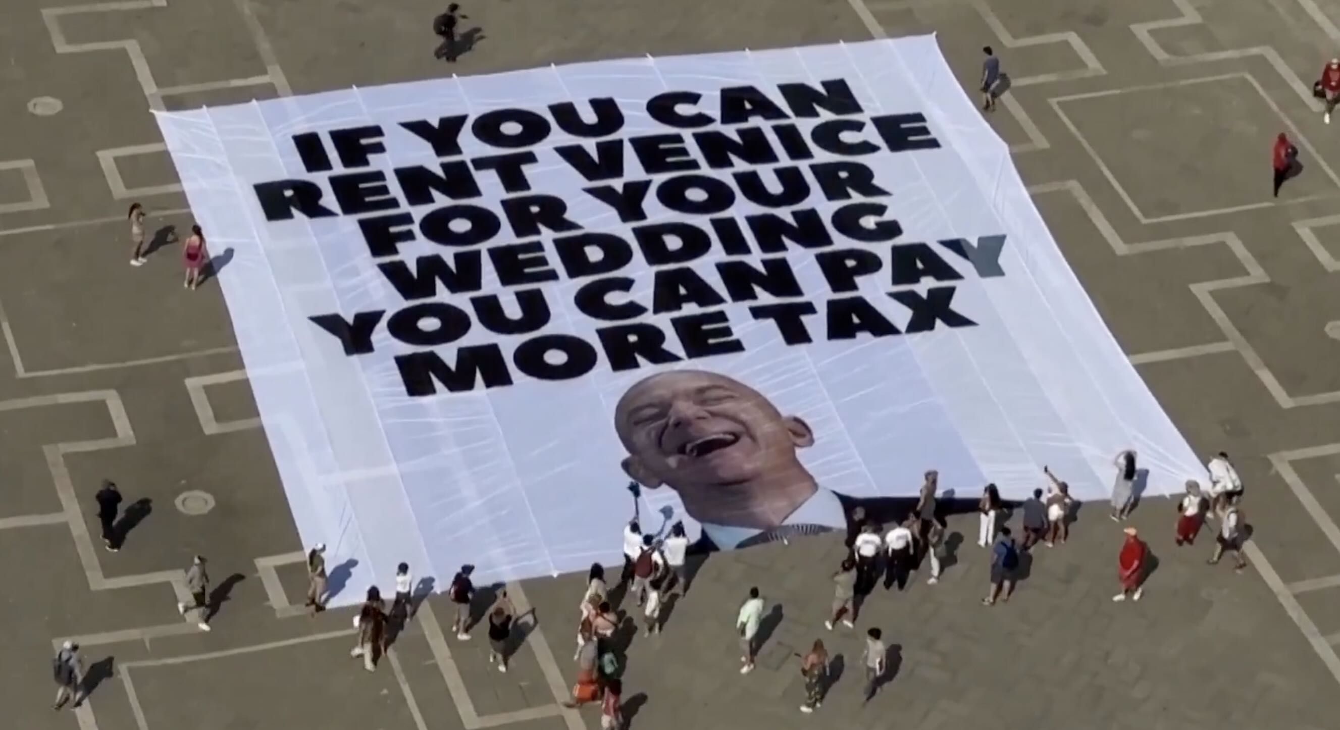 Imagen de protestas en Venecia contra la boda de Jeff Bezos, magnate de Amazon, y Lauren Sánchez.