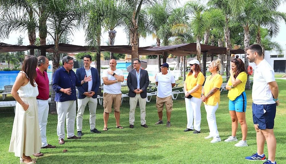 El delegado de Deportes, José Ángel Aparicio, de visita en Arena Village junto a sus responsables.