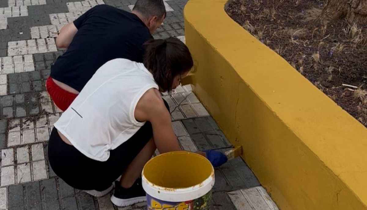 Los vecinos adecentan El Puerto.