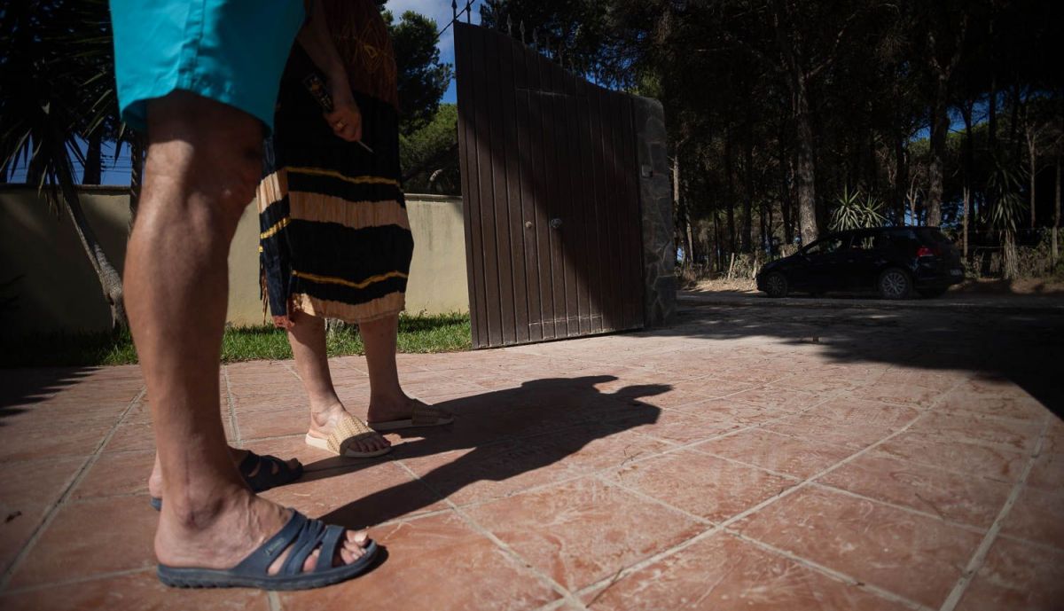 Vecinos afectados por la expansión del polvo en Colada de Fuente Amarga, en Chiclana.