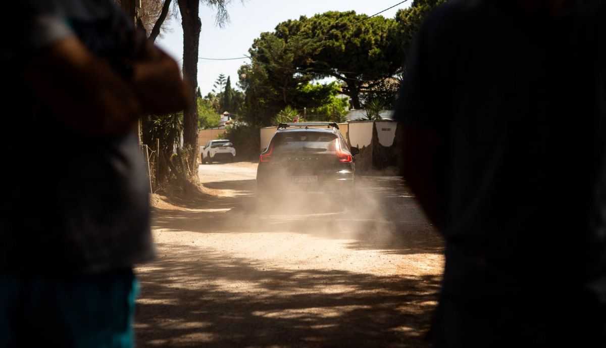 El polvo se levanta al pasar los vehículos.