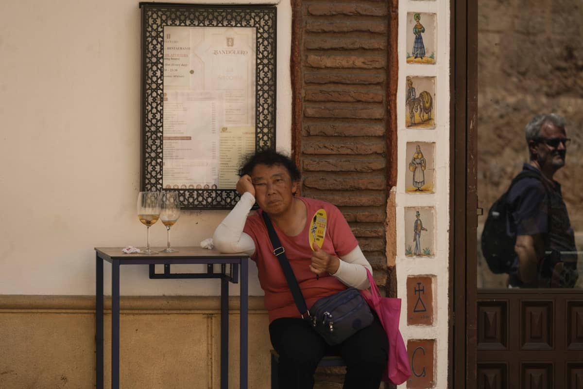 Una mujer en la terraza de un bar en Andalucía, durante la última ola de calor.