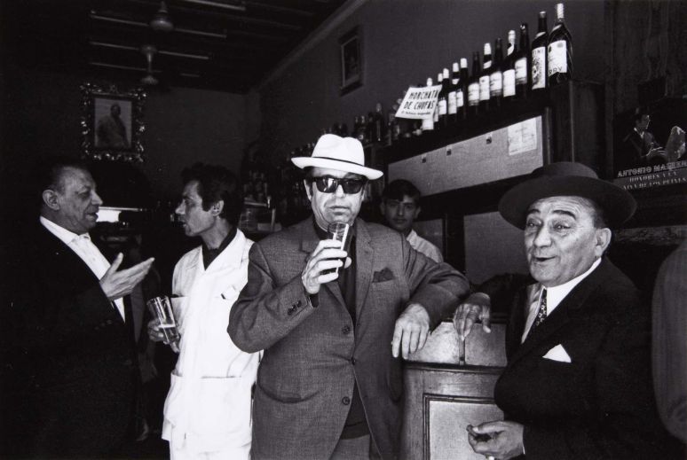 Una imágen icónica de Isabel Steva 'Colita' con Antonio Mairena, Chocolate, Tomas Torre y Pepe Pinto en Sevilla.