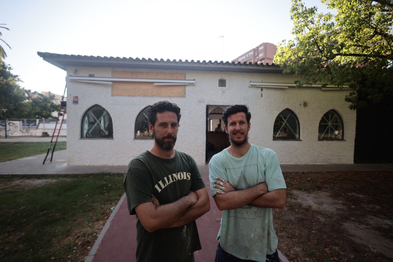 Ramón y Eliseo Benítez, en plenos preparativos para estrenar su nuevo bar.