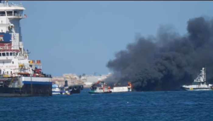 Una imagen del humo tras el incendio en el Ceutamar 5.