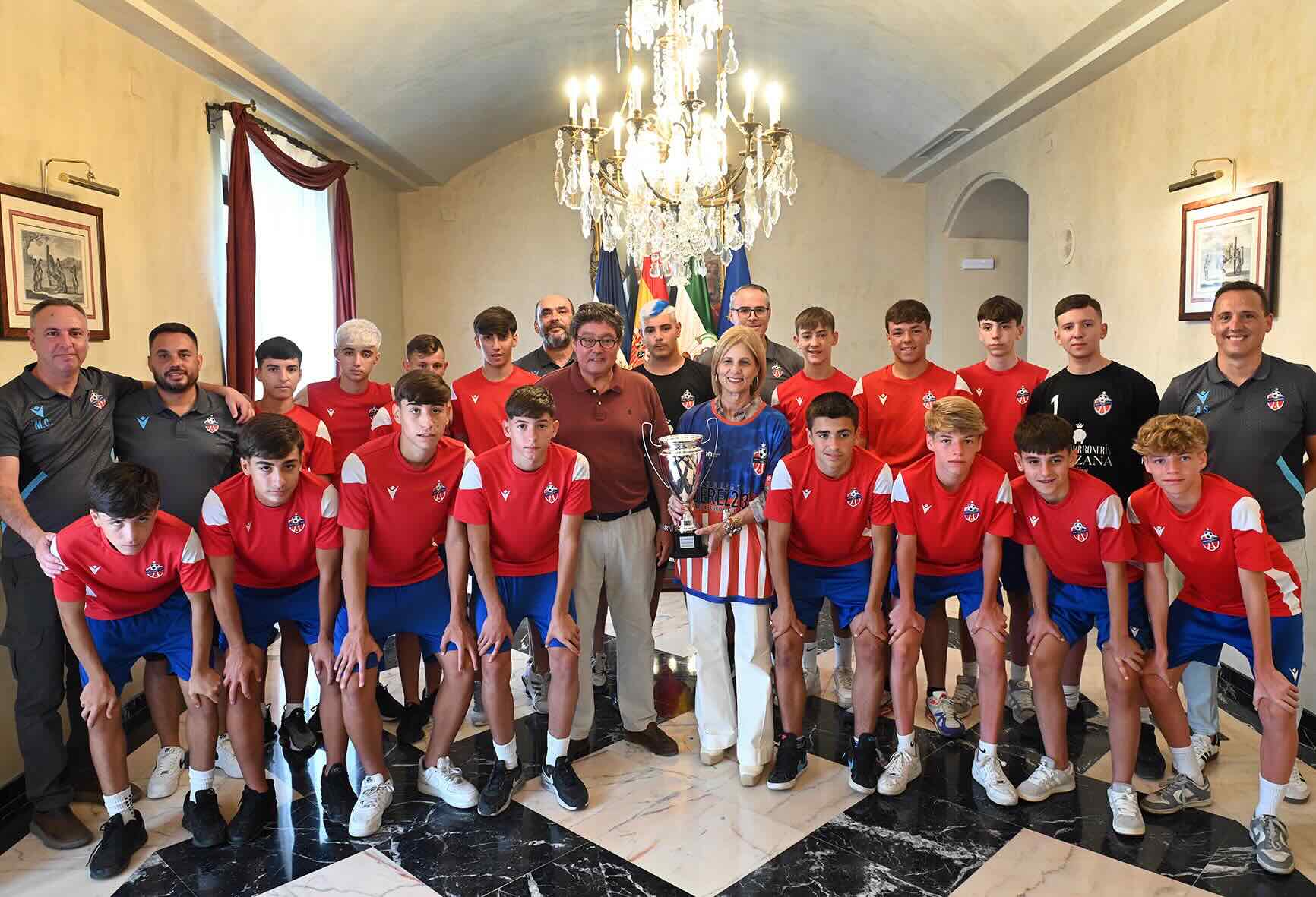 La alcaldesa de Jerez recibe al equipo de Picadueñas tras su ascenso a Primera Andaluza Infantil, que lo convierte en el único representante de la ciudad en esa categoría para la próxima temporada.
