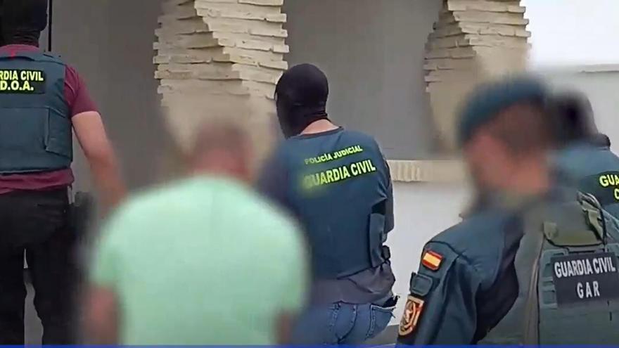 La Guardia Civil desmantela una de las bandas más activas del tráfico de cocaína en el sur de España tras detener a su líder, conocido como ‘El Gordo’, y a su hermano, tras más de tres años de fuga.