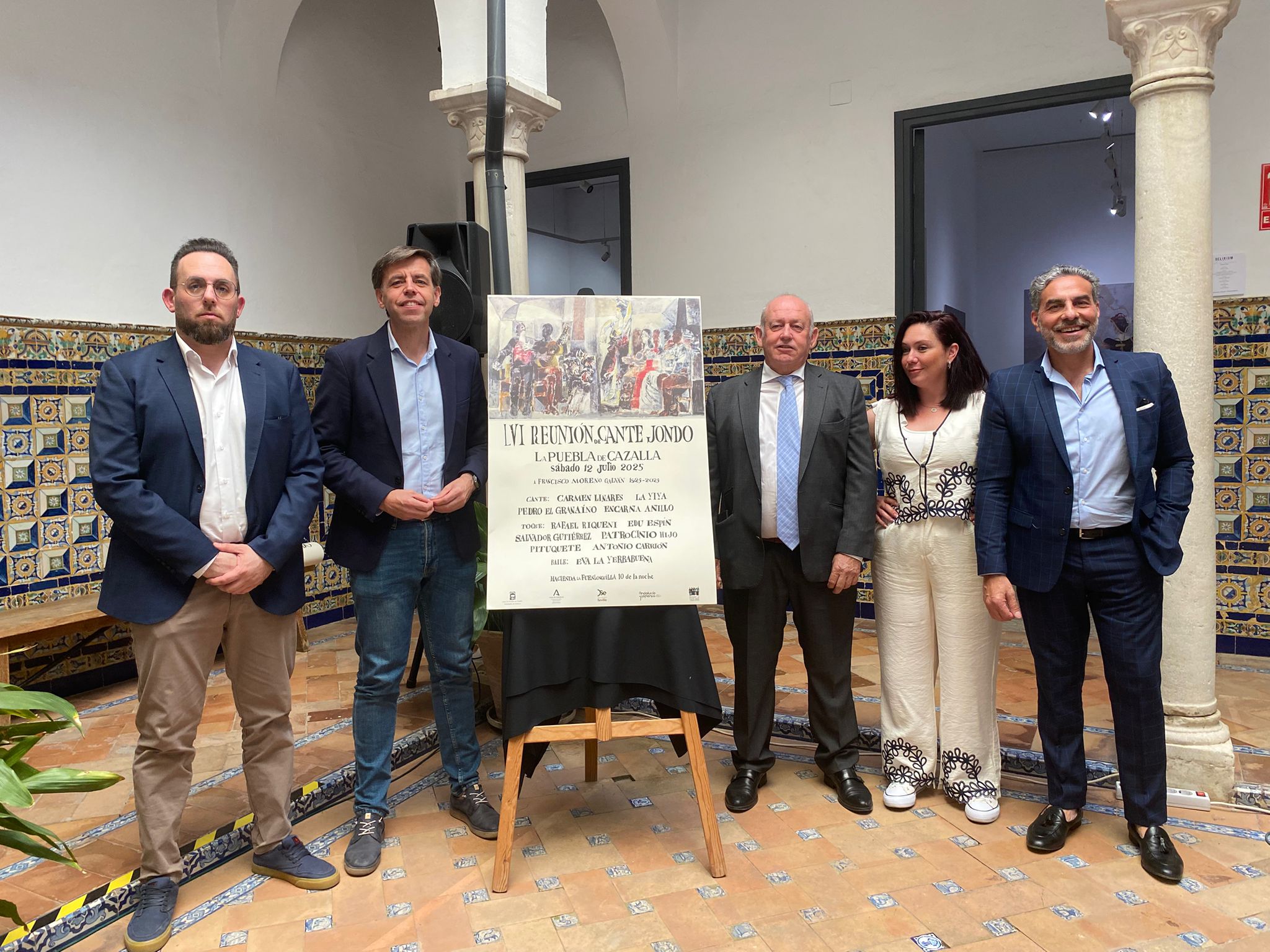 Foto de familia tras la presentación de la Reunión de Cante Jondo de La Puebla de Cazalla.
