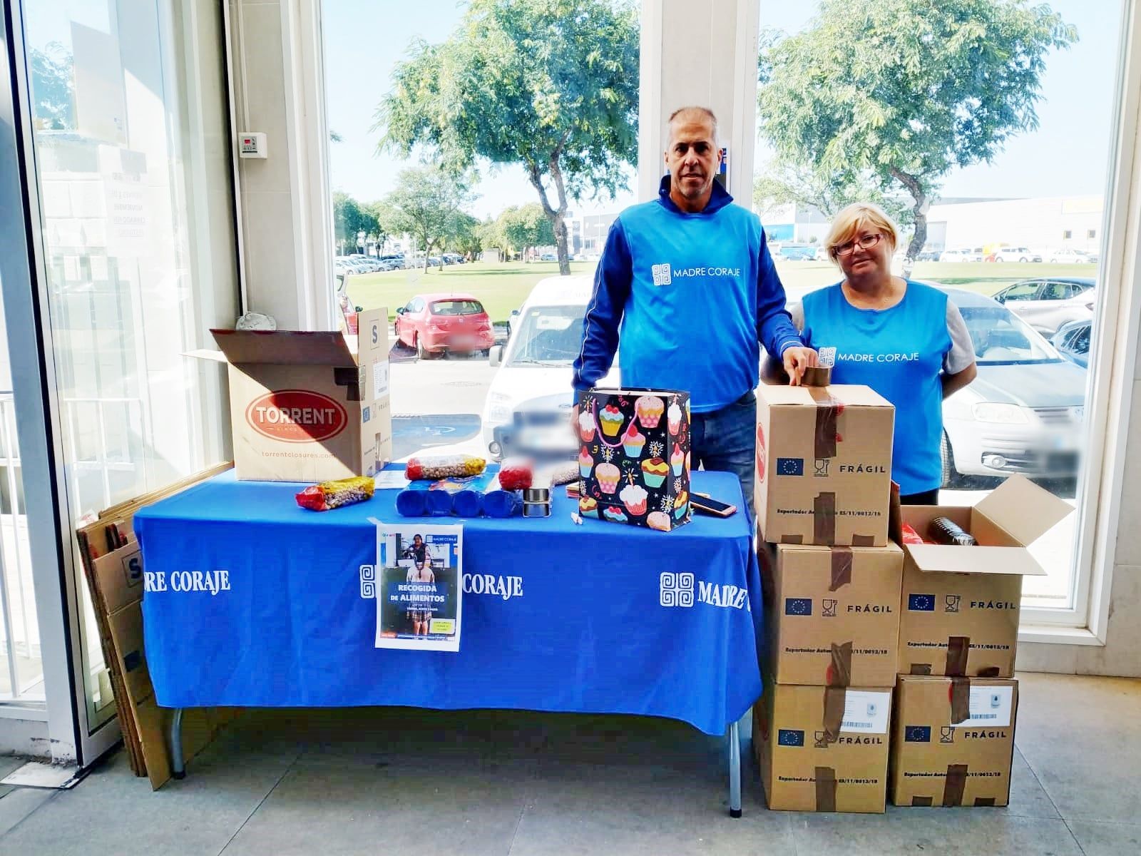 Una pasada recogida de alimentos de Madre Coraje en Super Carmela en Jerez.