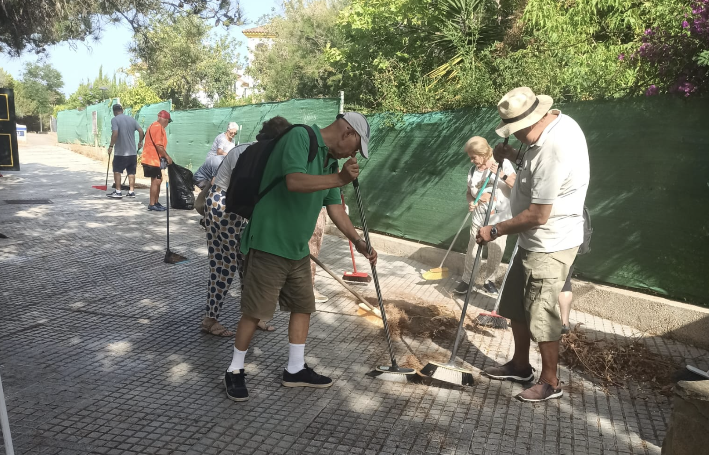 Vecinos de La Jara, en Sanlúcar, limpian su entorno.