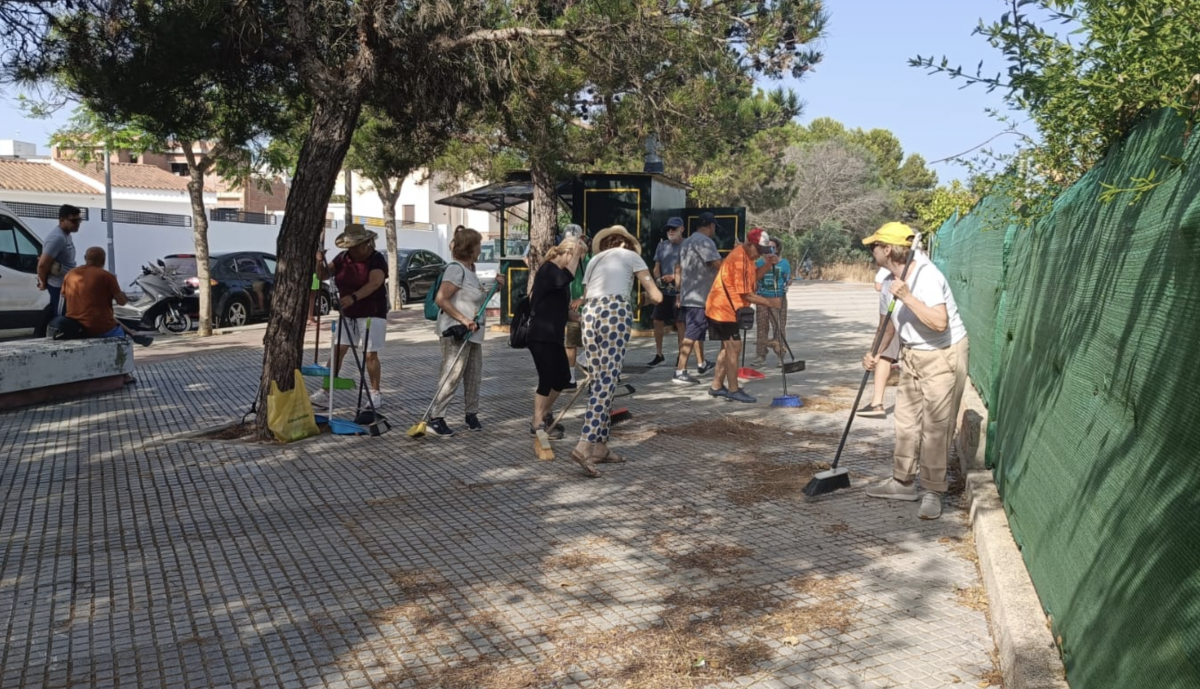 Los vecinos limpiando la zona