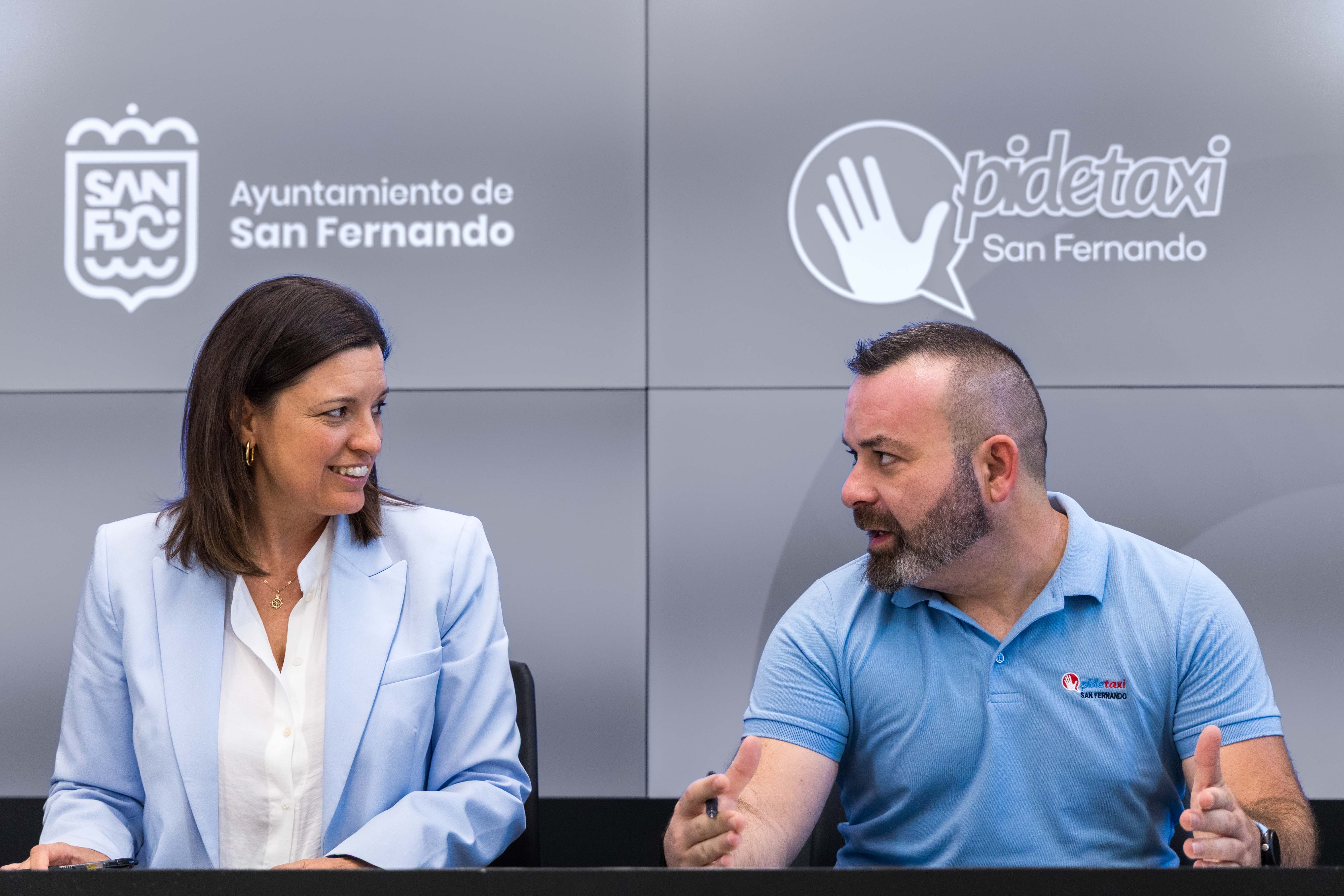 La alcaldesa y el representante los taxistas en la firma del convenio. La alcaldesa y el representante los taxistas en la firma del convenio.